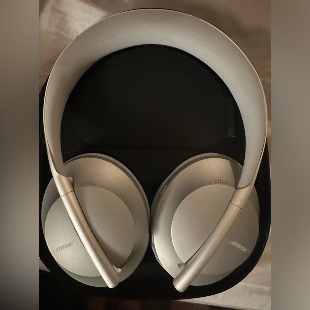 Bose Noise Cancelling Over-Ear Wireless Headphone 700